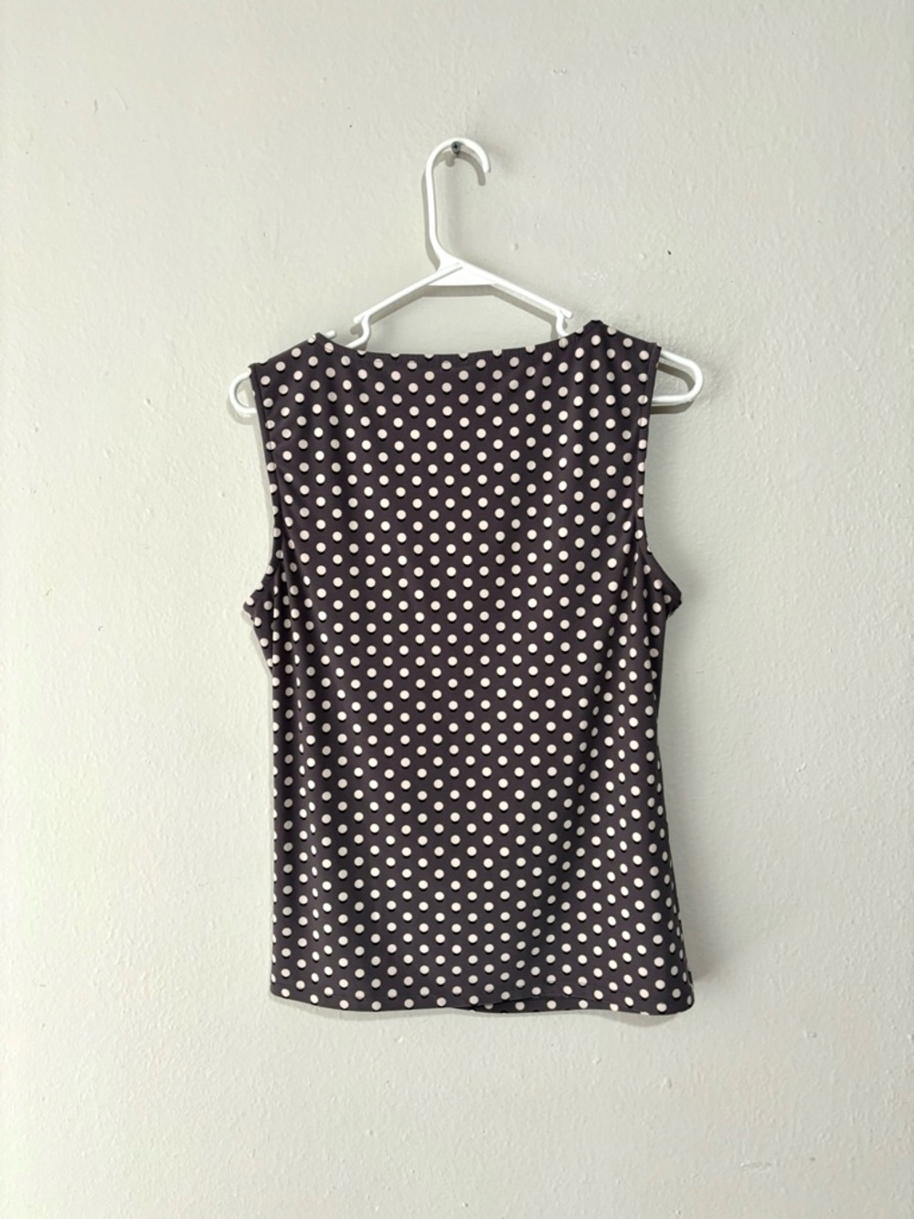 Anne Klein sleeveless polka dot blouse side-ruched size medium black and white - Picture 3 of 5